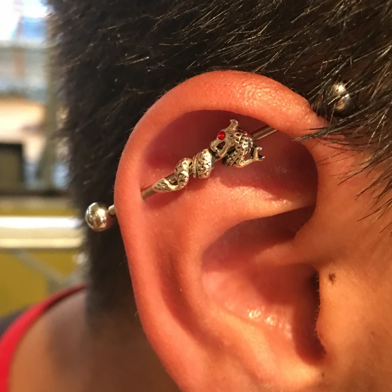 Barre barbell avec motif dragon piercing industriel