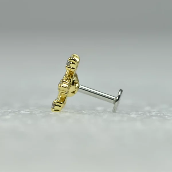 Bijou piercing labret vue de profil