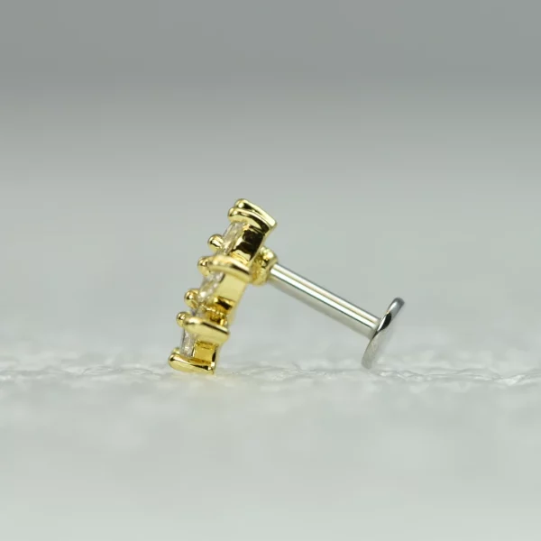 Bijou piercing labret vue de profil
