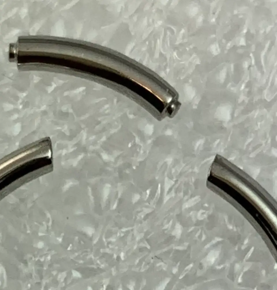 Anneau piercing avec fermoir segment