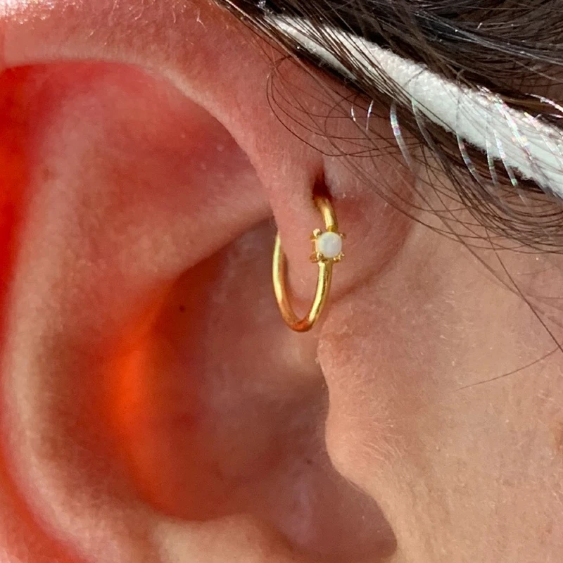 Anneau piercing doré opale synthétique