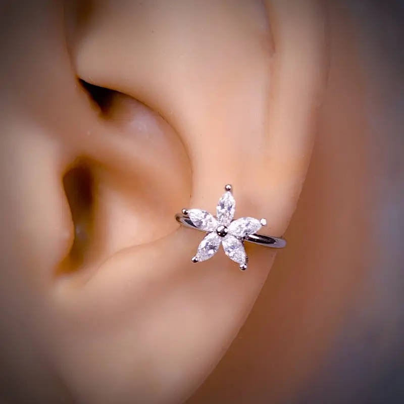 Anneau piercing acier avec motif fleur