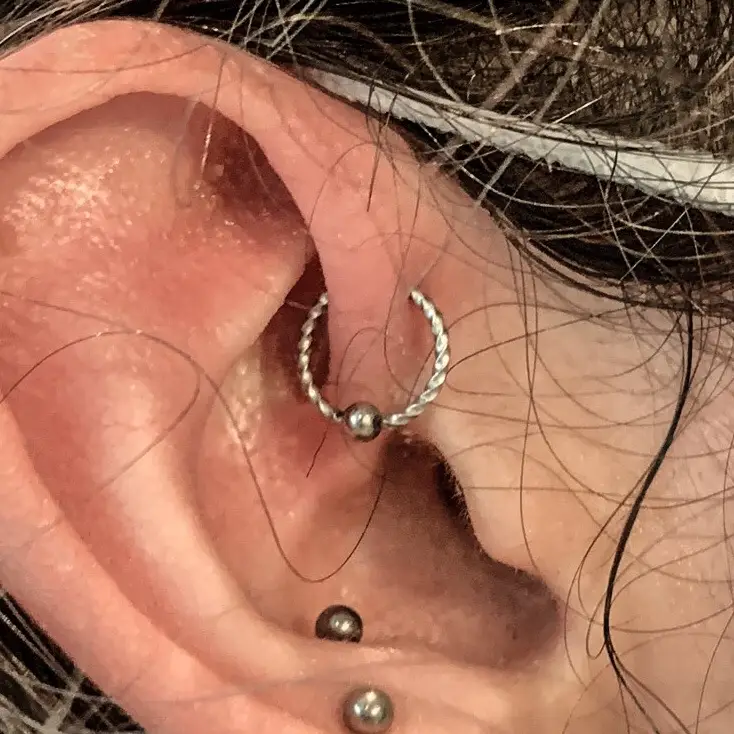 Anneau-piercing-anti-hélix--fermoir-boule-fixe