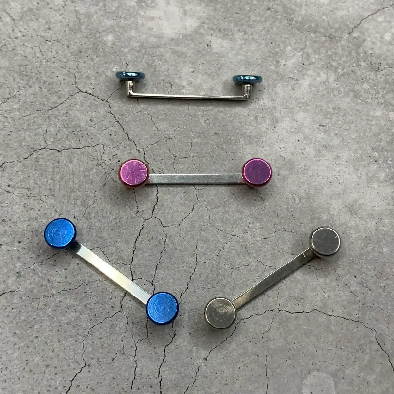 Agrafes titane pour piercing de surface