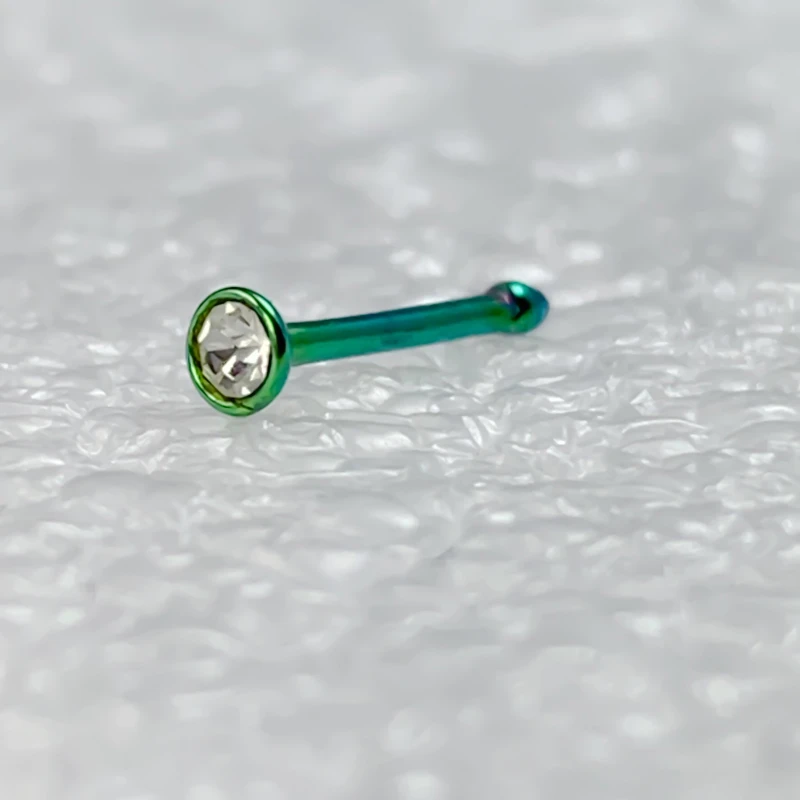 Bijou stud droit en titane avec strass