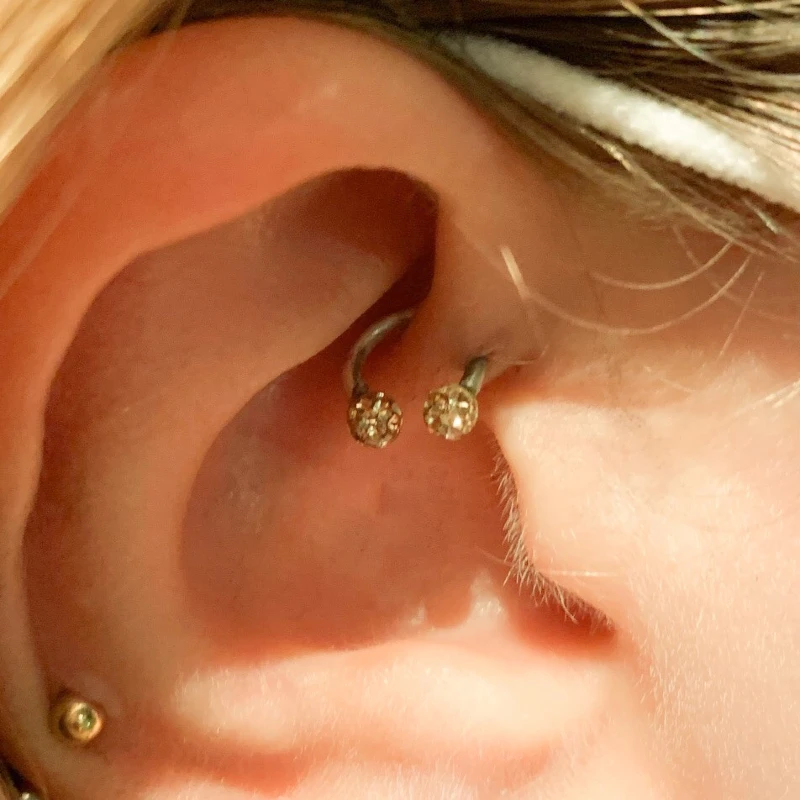 Piercing anti-hélix avec bijou fer à cheval
