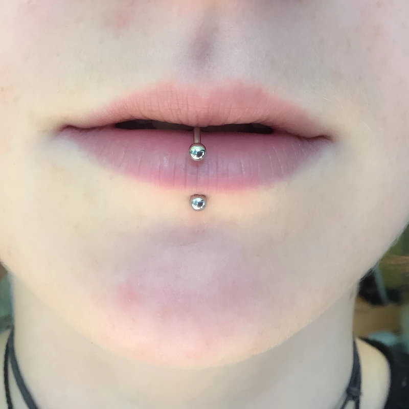 Piercing lèvre avec bijou fer à cheval