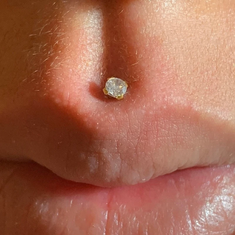 Labret doré avec strass serti