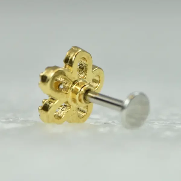 Piercing labret en forme de fleur dorée