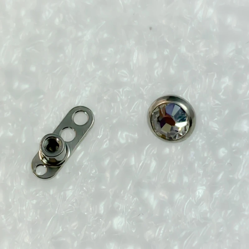 Microdermal piercing en titane