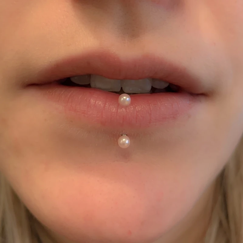 Microbanane perles sur piercing lèvre